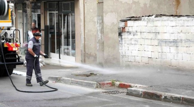 Bayraklı'da sokaklar yıkanıp dezenfekte edildi