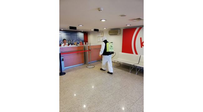 Çiğli’de sokaklar yıkandı, banka ve ATM’ler dezenfekte edildi