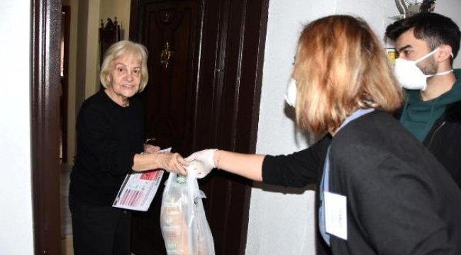 İzmir'de 65 yaş üstü vatandaşların ihtiyaçlarını belediye ekipleri karşılıyor
