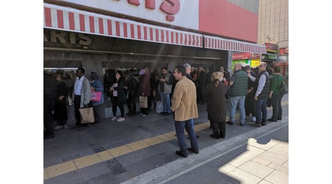 İzmir'de kolonya kuyruğu