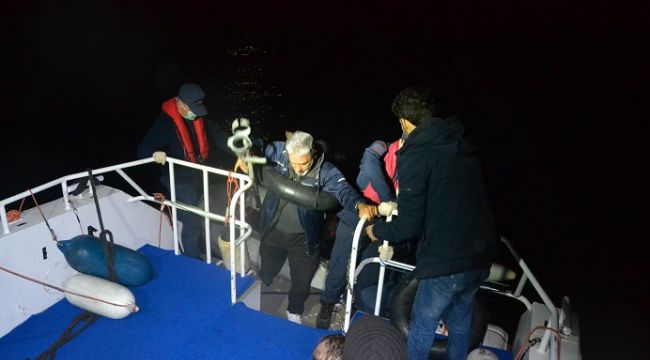 İzmir’de motoru bozulan bottaki 9 göçmen kurtarıldı