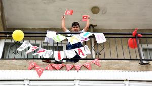 19.20’de balkonlara