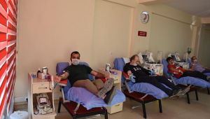 AK Parti Menderes’ten tam kadro kan bağışı…