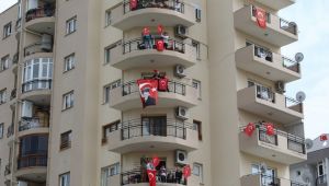 Bayraklı’da 23 Nisan coşkusu balkonlardan taştı
