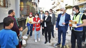 Kızılay Bornova’da 2 bin aileye iftar yemeği dağıtıyor