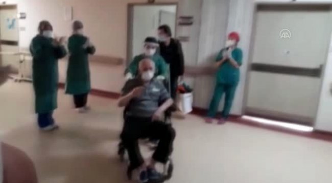 Kovid-19'u yenen iki hasta alkışlarla hastaneden ayrıldı
