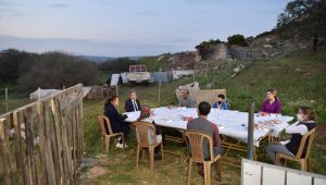 Sofralar ayrı, gönüller bir