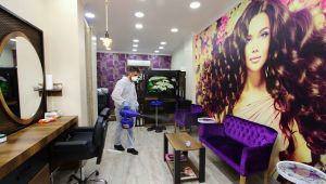 Bayraklı'da berberler ve parklar dezenfekte edildi