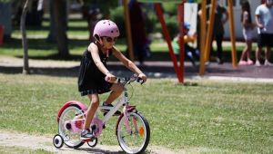 Bayraklı sokaktaki çocuklarıyla daha güzel