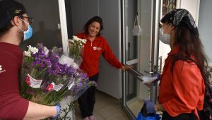 Her anneye çiçek ve maske