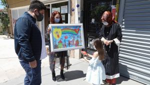 Minik eller Zübeyde Ana’yı resmetti