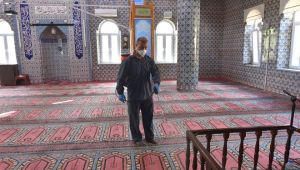 Salihli Belediyesi Camileri Cuma Namazı İçin Dezenfekte Ediyor
