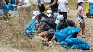 Başkan Kılıç çevre gönüllüleriyle 3 kamyon çöp topladı. 