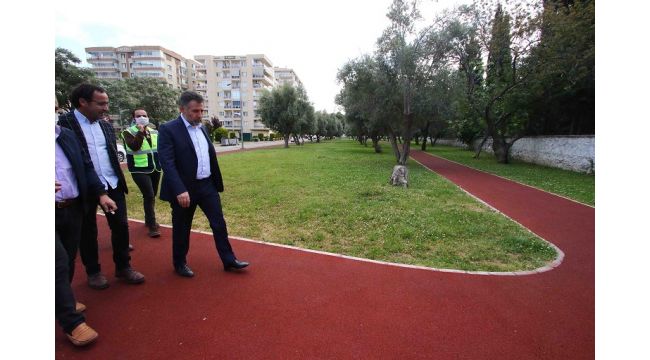 Bayraklı’nın parkları çiçek gibi