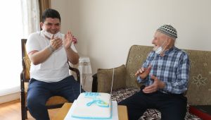 Buca’nın en yaşlı babasına sürpriz ziyaret 