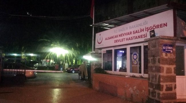 İzmir'de bıçaklı kavga: 1'i ağır 2 yaralı