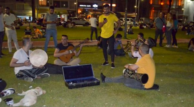 İzmirliler Kordon'a akın etti, çoğu sosyal mesafeyi unuttu