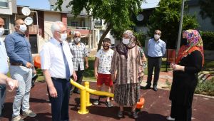 Karabağlar’da parklar baştan sona yenileniyor