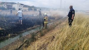 Kaynaktan sıçrayan kıvılcım tarlayı yaktı