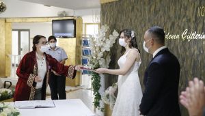 Konak’ta yeni normalleşmede ilk nikahlar kıyıldı