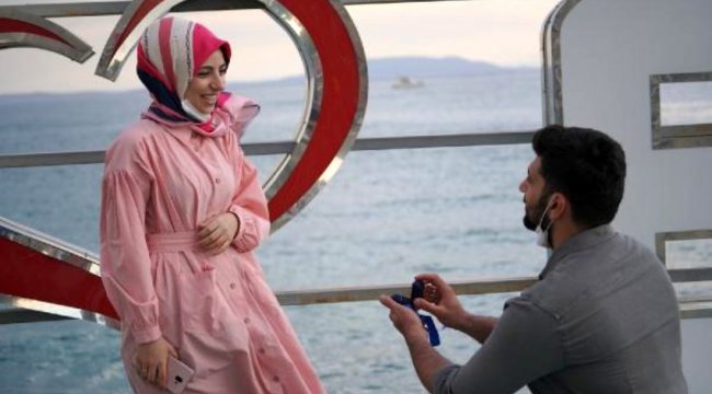 Van Gölü sahilinde sürpriz evlilik teklifi; yüzük dronla geldi