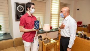 Başkan Soyer YKS Türkiye birincisini ağırladı