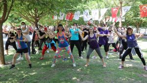 Bayraklı'da sosyal mesafeli 'Zumba' 
