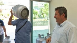 Çiğli’de bayram öncesi vatandaşa tüp ve gıda desteği