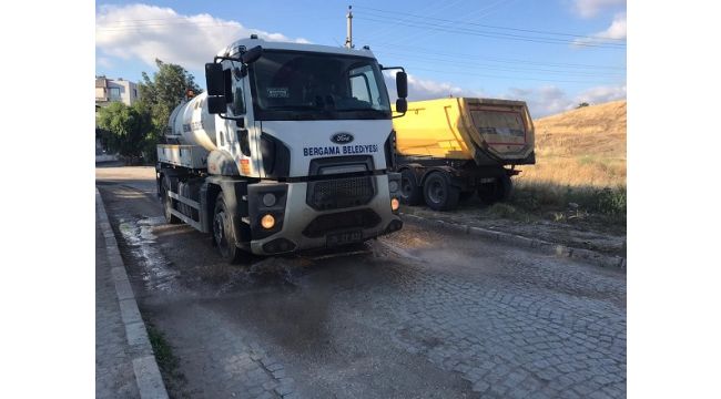 Doğalgaz ve altyapı çalışmaları tamamlanan cadde ve sokaklar sulanıyor