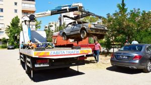 Narlıdere’de hurda araçlar toplanıyor