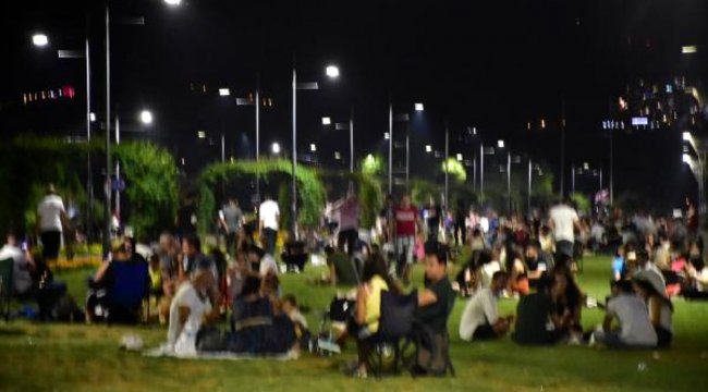 İzmirliler sahil kenarına akın etti