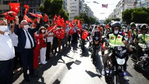 Başkan Soyer, Zafer Bayramı Korteji'ne katıldı