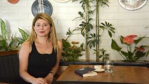 Çek Elini Kalbimden romanı, aşkı ve nefreti sorgulatıyor