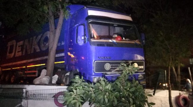 Freni boşalan tır, önce araçlara çarptı ardından binanın bahçesine girdi