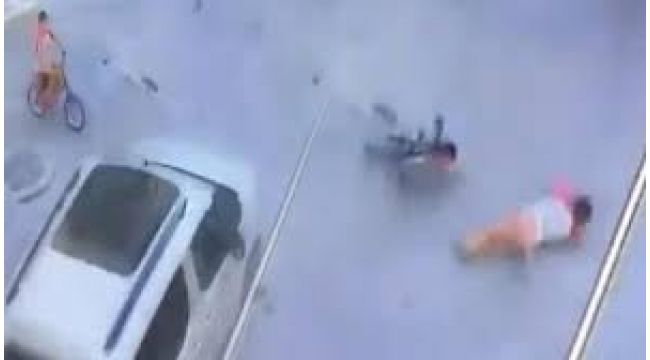 Küçük çocuk, bisikletle çarptığı aracın altında kalmaktan son anda kurtuldu