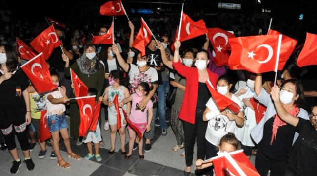 Maskelerini taktılar, bayramı kutladılar