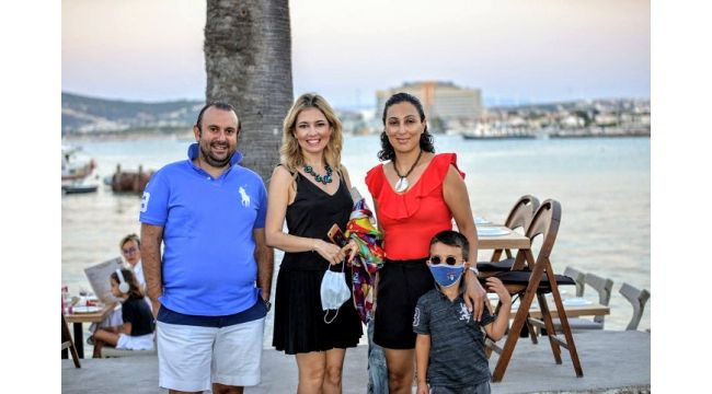 Sosyetik güzel Çeşme'de tatil yaptı