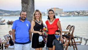 Sosyetik güzel Çeşme'de tatil yaptı