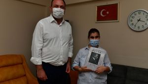 Başkan Utku Gümrükçü’den Görme Engelli Mine’ye ziyaret