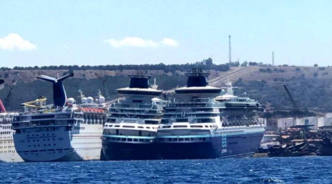 Bir zamanlar su üstünün en gözde gemileriydi, şimdi söküm için sıra bekliyor