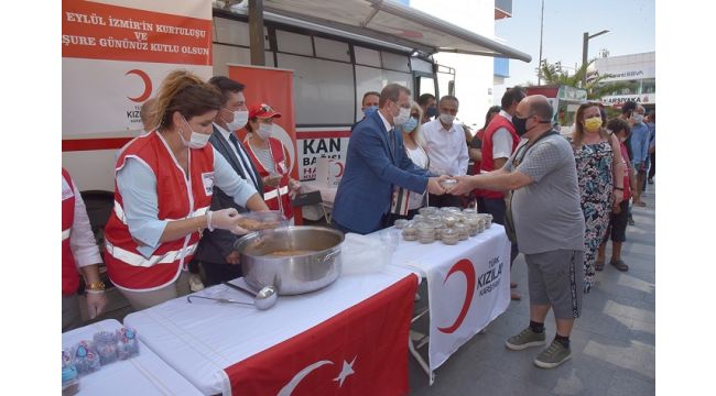 Karşıyaka Kızılay Aşure Dağıttı, Kan Topladı