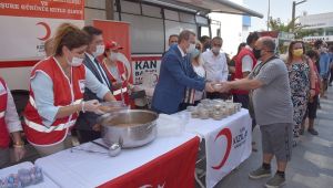 Karşıyaka Kızılay Aşure Dağıttı, Kan Topladı