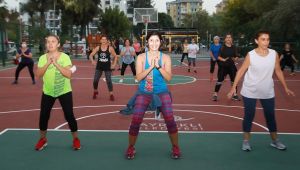 Bayraklı'da sabah yoga akşam zumba