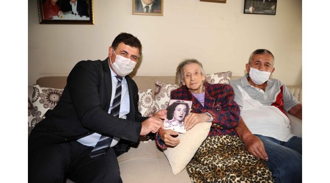 Karşıyaka Belediyesi’nden Aysel Teyze’ye plaket
