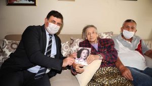 Karşıyaka Belediyesi’nden Aysel Teyze’ye plaket