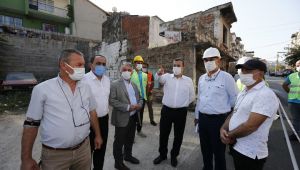 Konak’ta metruk binalar bir bir yıkılıyor