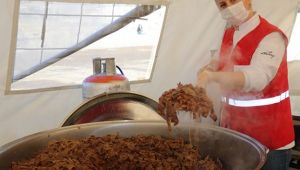 Aşevinde pişirdiği yemeklerle depremzedelerin yardımına koştu