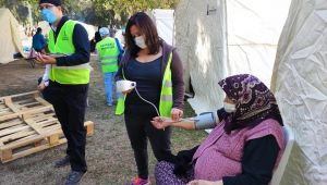 Bayraklı Belediyesi doktorları depremzedelerin yanında