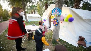 Çadırlar depremzede çocukların hem evi hem oyun alanı oldu