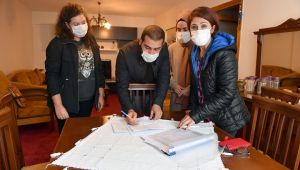 Depremzede çifte büyük annesinin evini açtı